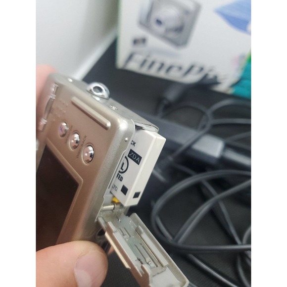 FUJIFILM Finepix F450 5.2MP Digital Camera FOR PARTS BAD SCREEN. camera turns on - Picture 9 of 15